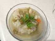 Una foto de caldo de pollo con garbanzo
