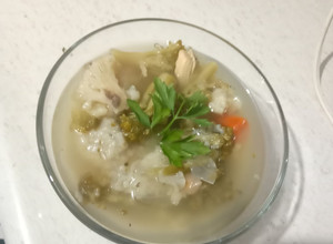 Una foto de Caldo de pollo con verduras, arroz y garbanzos