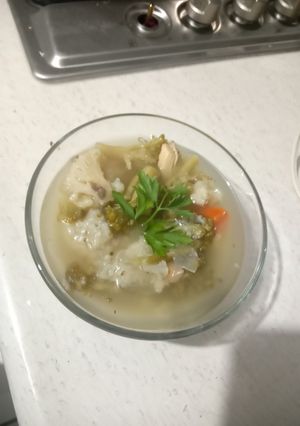 Una foto de Caldo de pollo con verduras, arroz y garbanzos