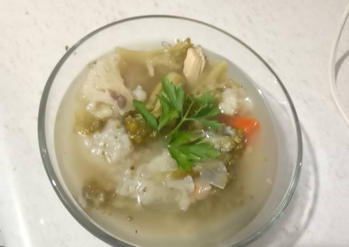 Caldo de pollo con verduras, arroz y garbanzos Receta de Abo Azamar -  Cookpad