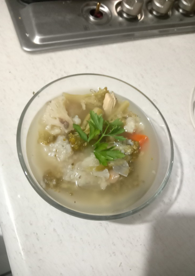 Una foto de Caldo de pollo con verduras, arroz y garbanzos
