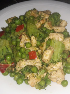 Una foto de Revuelto de verduras facilísimo con pollo