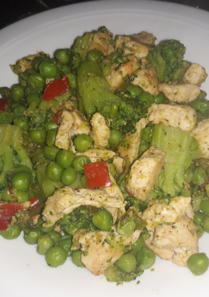 Una foto de Revuelto de verduras facilísimo con pollo