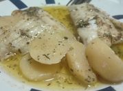 Una foto de rosada al horno con patatas