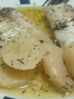 Una foto de Rosada al horno con patatas