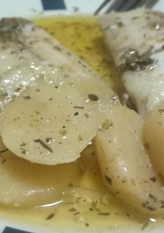 Una foto de Rosada al horno con patatas