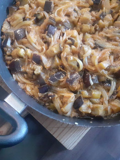 Una foto de Salteado de berenjena y cebolla
