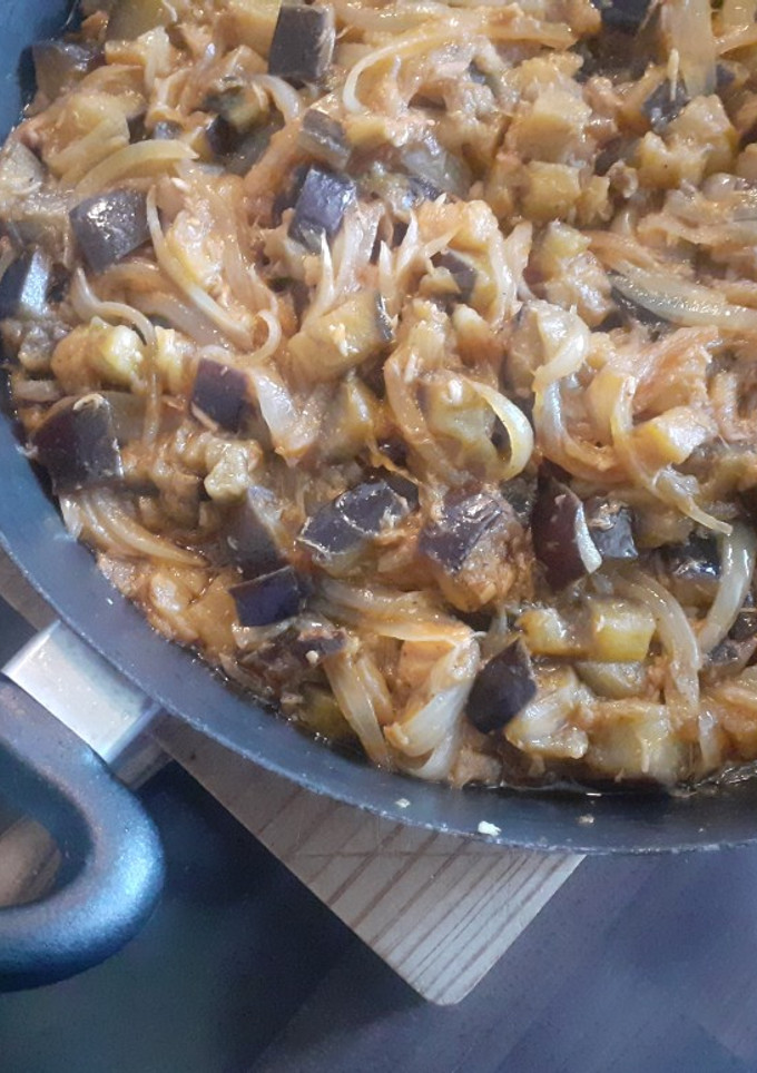 Una foto de Salteado de berenjena y cebolla