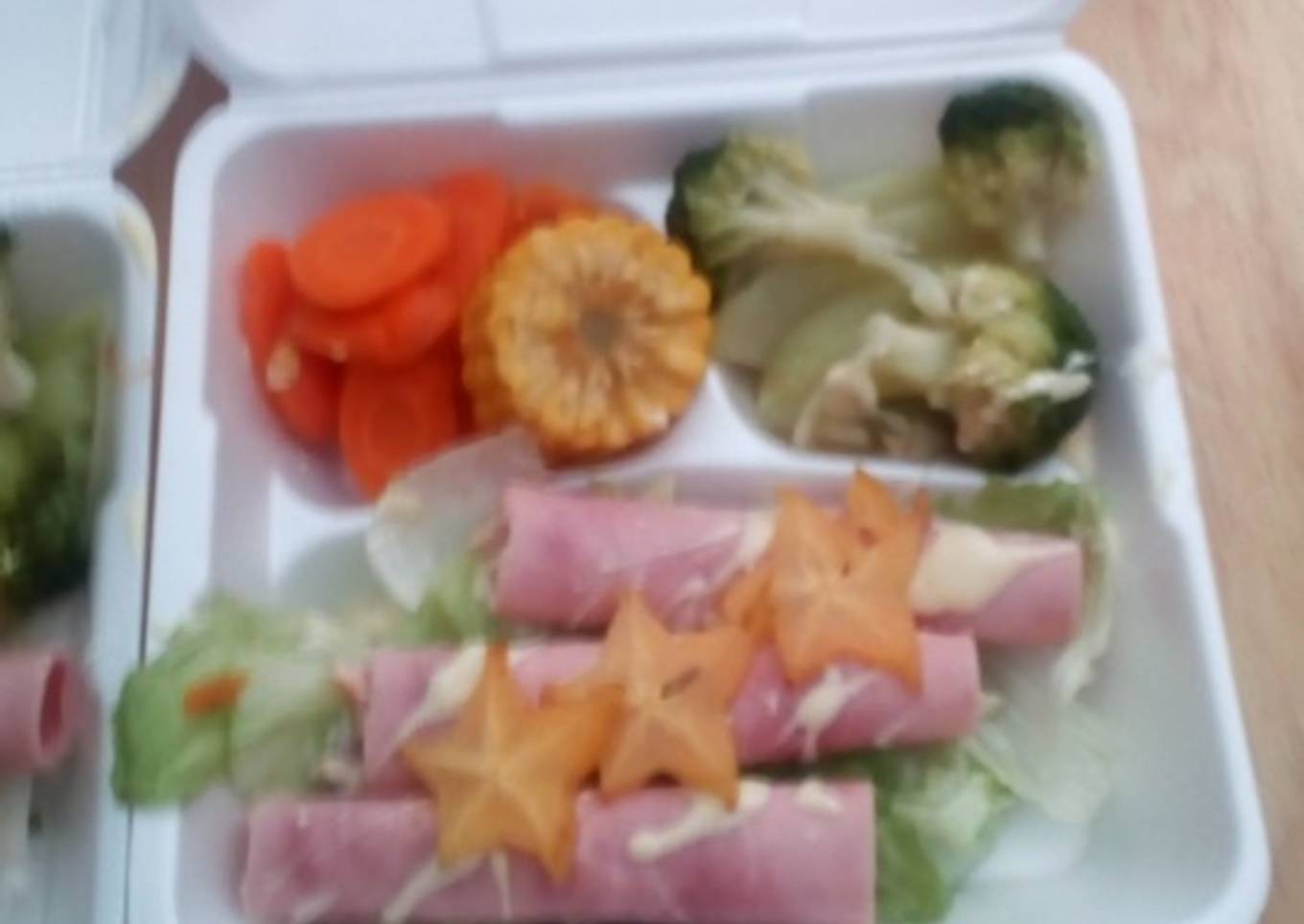 Rollitos de jamón rellenos de ensalada rusa y aderezo rach