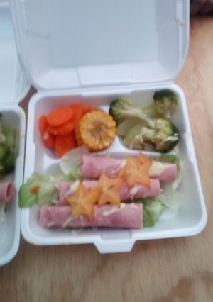 Una foto de Rollitos de jamón rellenos de ensalada rusa y aderezo rach