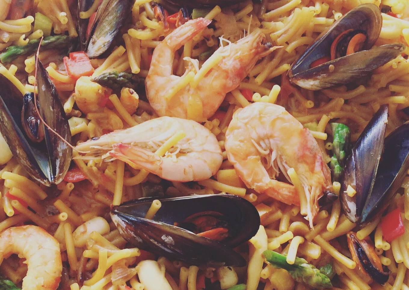 Fideuá de pescado y marisco