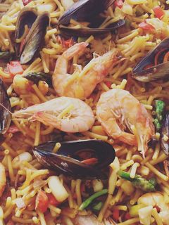 Una foto de Fideuá de pescado y marisco