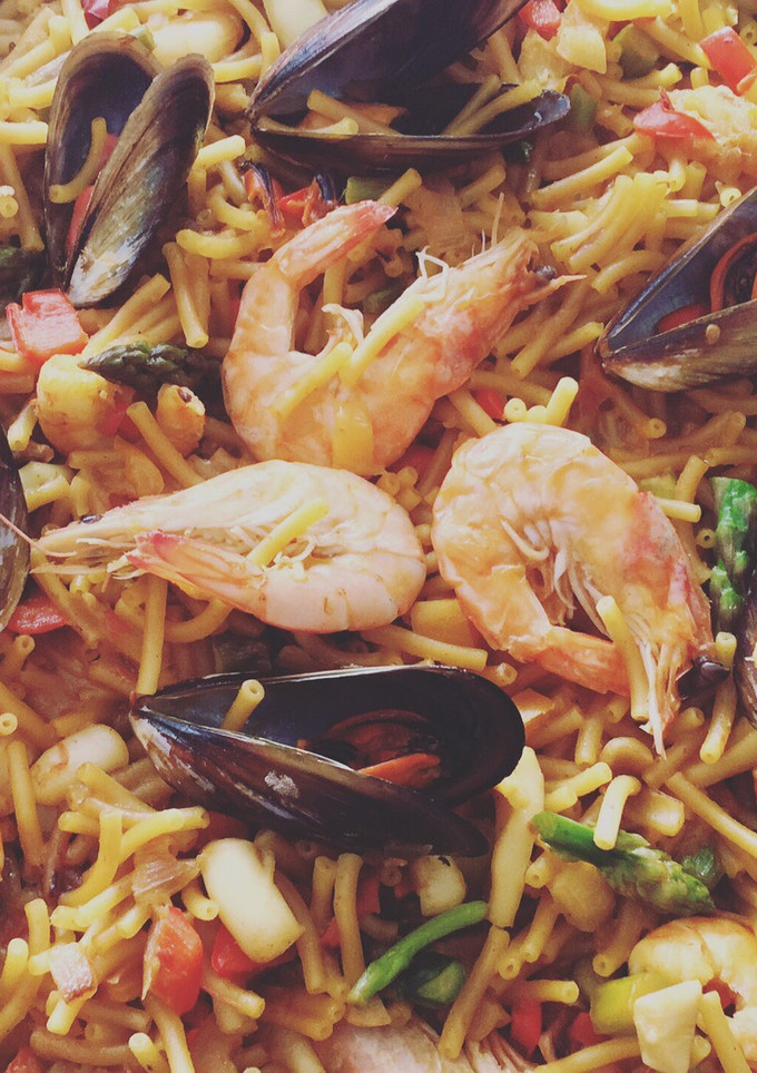 Una foto de Fideuá de pescado y marisco
