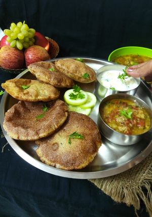 राजगिरा शकरकंदी की पूरी और व्रत वाले आलू की तरी वाली सब्जी रेसिपी मुख्य फोटो