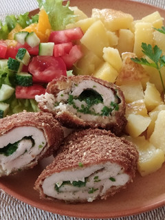 Kijevi csirkemell új krumplival és narancsos salátával #gluténmentes #tejmentes recept fotója