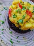 Riso venere con pollo cremoso al curry e latte di cocco