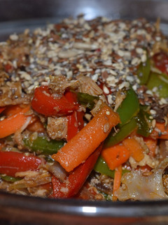 Una foto de Pollo al wok con mix de semillas