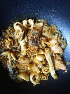 Una foto de Salmón y sepia encebollados