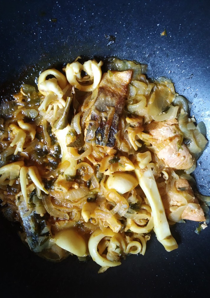 Una foto de Salmón y sepia encebollados