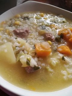Una foto de Sopa de carne con brócoli y arroz