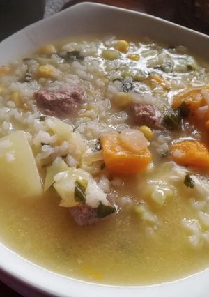 Una foto de Sopa de carne con brócoli y arroz