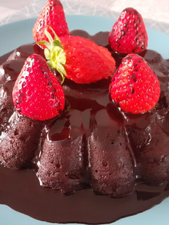 Una foto de Flan de chocolate con fresas