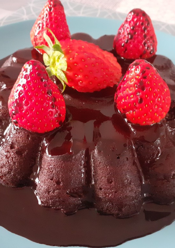 Una foto de Flan de chocolate con fresas