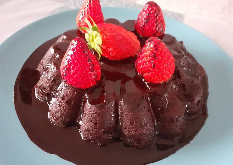 Flan de chocolate con fresas