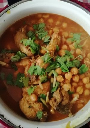 A picture of Murgh cholay.
