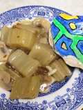 Cardo con pasas, champiñones y piñones