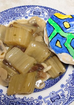 Una foto de Cardo con pasas, champiñones y piñones