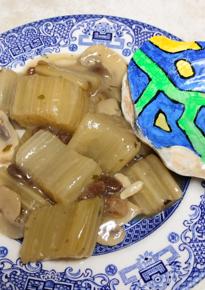 Una foto de Cardo con pasas, champiñones y piñones