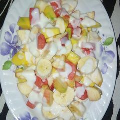 A picture of Fruit salad and yorghurt.