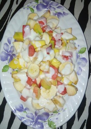 A picture of Fruit salad and yorghurt.