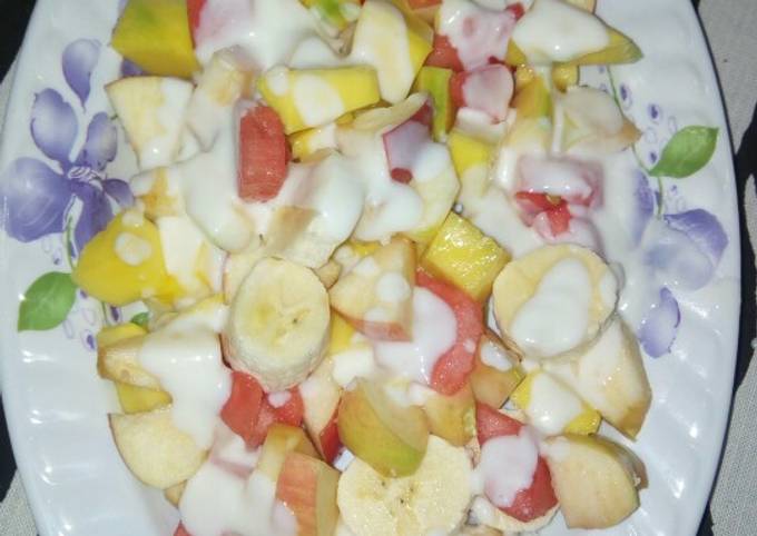 Fruit salad and yorghurt