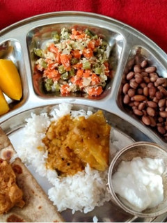 மதிய உணவு சாம்பார் கேரட் பீன்ஸ் பொரியல் அவித்த வேர்க்கடலை செய்முறை முக்கிய புகைப்படம்