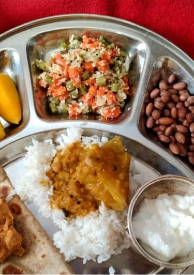 மதிய உணவு சாம்பார் கேரட் பீன்ஸ் பொரியல் அவித்த வேர்க்கடலை செய்முறை முக்கிய புகைப்படம்