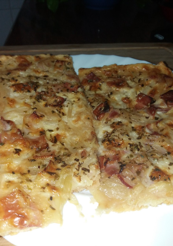 Una foto de Coca de cebolla, beicon y bechamel