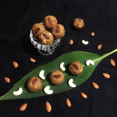 A picture of Wheat Flour Ladoo.
