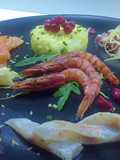 Cruditè di gamberi, salmone, branzino e tonno, con salsa di ribes e insalatina di mele e sedano
