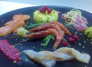 Foto di Cruditè di gamberi, salmone, branzino e tonno, con salsa di ribes e insalatina di mele e sedano