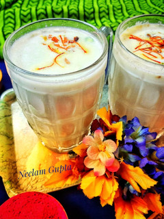 केसर बादाम ठंडाई (Kesae badam thandai recipe in hindi) रेसिपी मुख्य फोटो