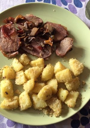 Foto di Filetto di maiale con crudo e funghi