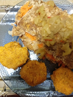 Una foto de Milanesa al horno rellena y bocaditos de calabaza