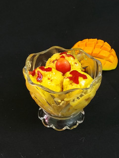 इंस्टेंट मैंगो आइसक्रीम(instant mango icecream recipe in hindi) रेसिपी मुख्य फोटो