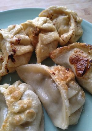 Une photo de Gyoza et gyoza frit