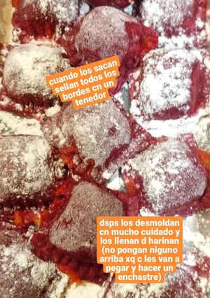 Una foto de Ravioles de calabaza y queso con masa de remolacha