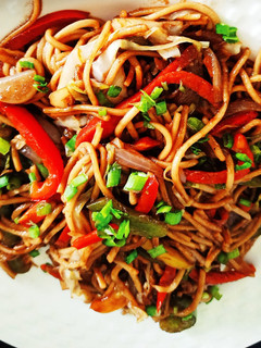 वेज हक्का नूडल्स (Veg Hakka Noodles Recipe in Hindi) रेसिपी मुख्य फोटो