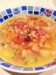 Una foto de Puchero de alubias con jamón currado