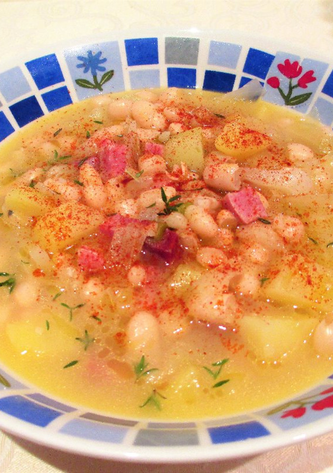 Una foto de Puchero de alubias con jamón currado